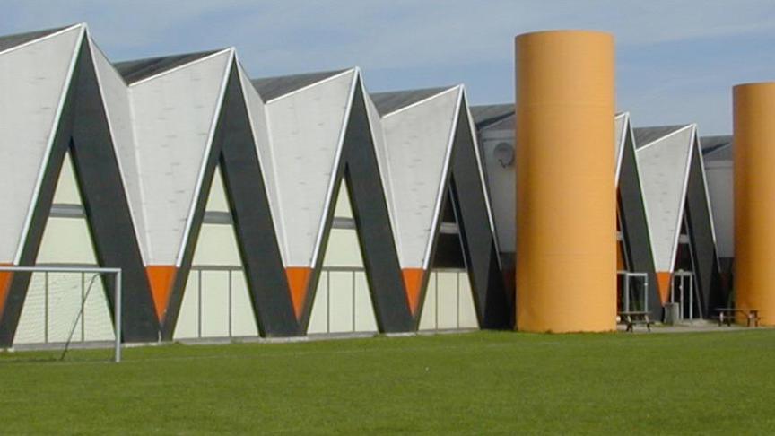 Rundforbi Svømmehal, Hal og Stadion